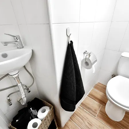 R64 - Cosy House In The Heart Of Apartment