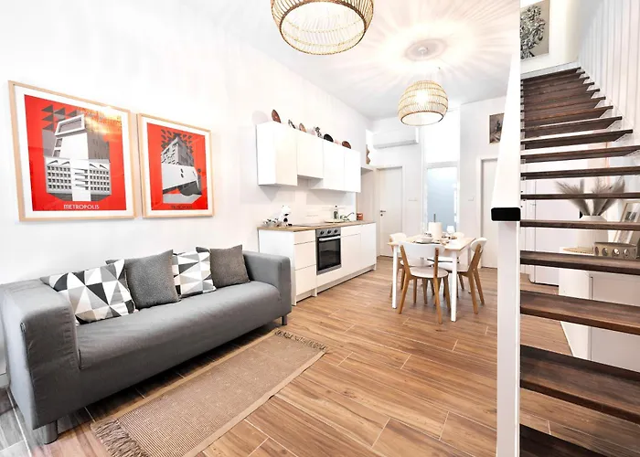 R64 - Cosy House In The Heart Of